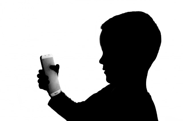 Niño con celular
